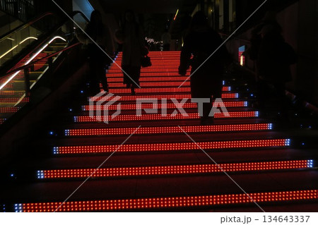 階段を登る人々 階段を登る人々 134643337