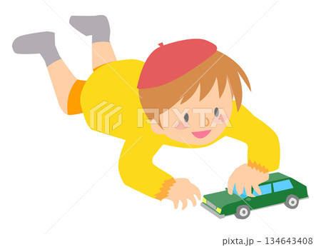 車のおもちゃで遊ぶ保育園の園児（黄色いスモック） 134643408