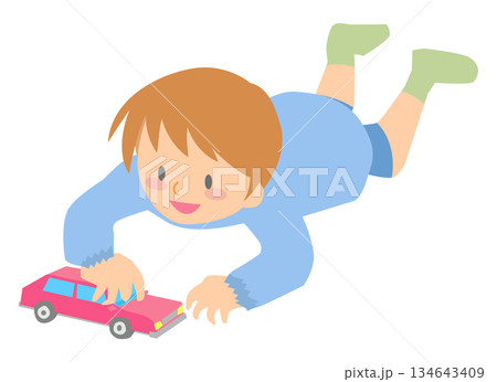 車のおもちゃで遊ぶ保育園の園児（青いスモック） 134643409