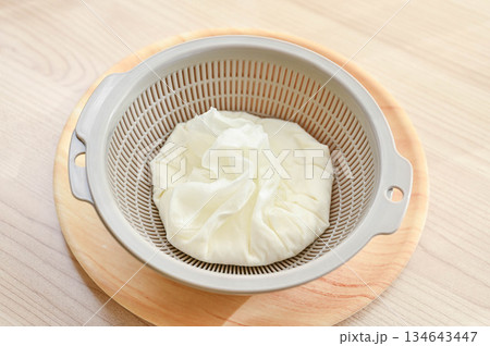 ヨーグルトと塩麹で作るクリームチーズ 134643447