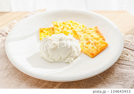 自家製クリームチーズとクラッカー 134643453