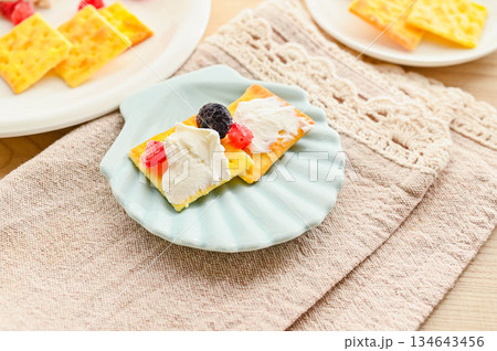 手作りクリームチーズでカナッペ 手作りクリームチーズでカナッペ 134643456