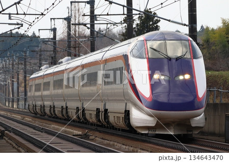 東北新幹線を行く山形新幹線E3系7両編成(単独運行) 東北新幹線を行く山形新幹線E3系7両編成(単独運行) 134643470