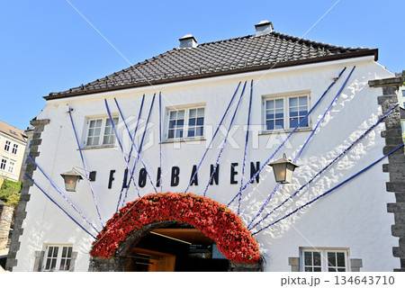 デコレーションされたフロイエンケーブルカーの山麓駅 134643710