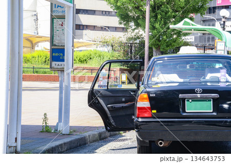 客待ちのタクシー 客待ちのタクシー 134643753