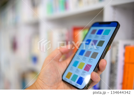 スマートフォンで色見本を確認 134644342