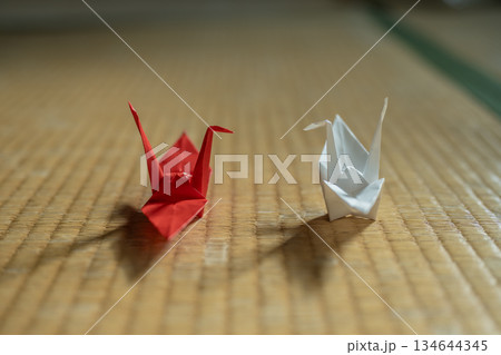 畳の上の折り鶴二羽 134644345