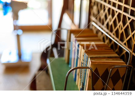 書棚に並ぶ古い本 134644359