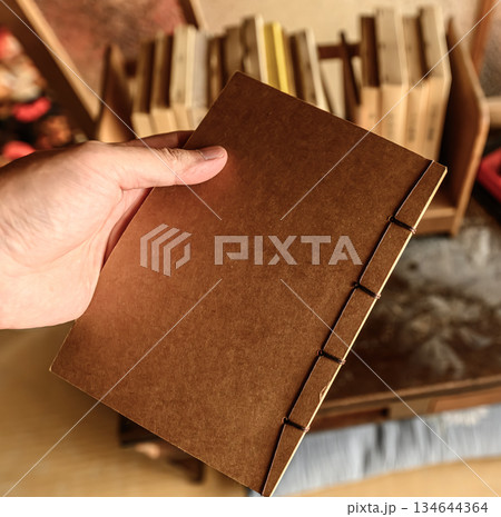 手で持つ和綴じノート 134644364