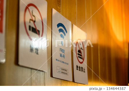 飲食店内の案内表示 134644387