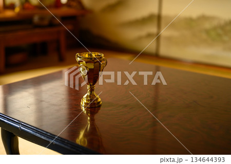 和室の机上の金色のトロフィー 134644393