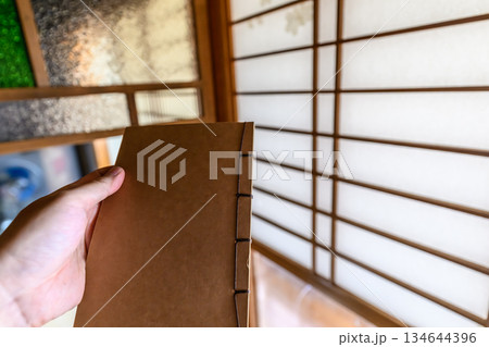 和室で和綴じノートを持つ 134644396
