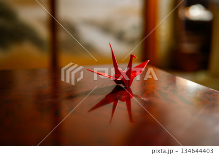 赤い折り鶴と光沢 134644403