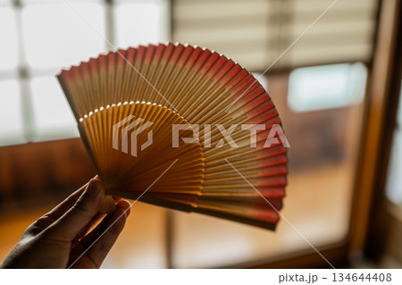 和室で扇子を持つ手 134644408