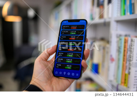 スマホで株価をチェック 134644431