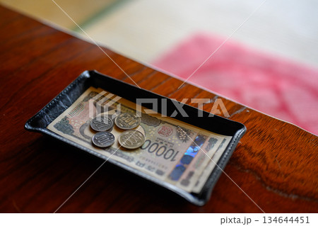 小銭入れの日本円と硬貨 134644451