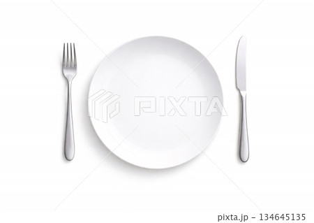 白背景に白い皿とカトラリーを並べたフラットレイ　料理イメージ用シンプル背景 134645135