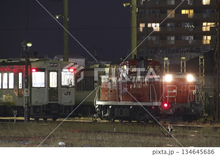 夜の郡山駅側線に置かれる磐越東線キハ110系 134645686
