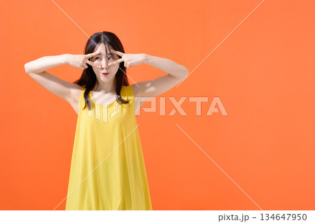 ピースサインをする女性 134647950