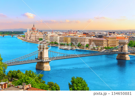 Chain Bridge and Parliament building on Danube River, Budapest, Hungary 134650881