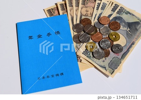 年金手帳と通貨 年金イメージ 年金手帳と通貨 年金イメージ 134651711