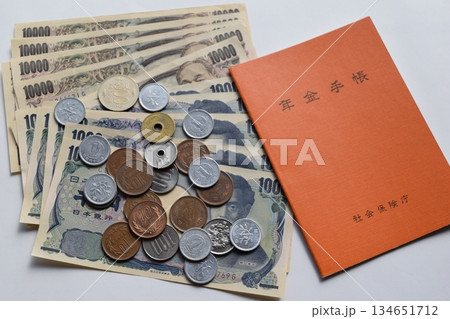 年金手帳と通貨 年金イメージ 134651712