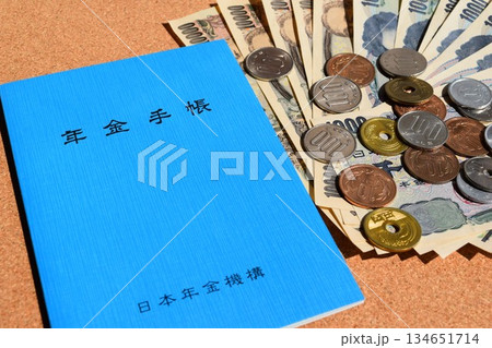 年金手帳と通貨 年金イメージ 年金手帳と通貨 年金イメージ 134651714