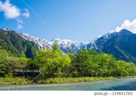 さわやか上高地『残雪の穂高連峰と清流梓川』《長野県 松本市》 134651763