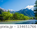 さわやか上高地『残雪の穂高連峰と清流梓川』《長野県 松本市》 134651766