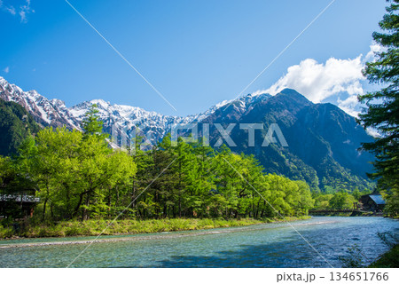 さわやか上高地『残雪の穂高連峰と清流梓川』《長野県 松本市》 134651766