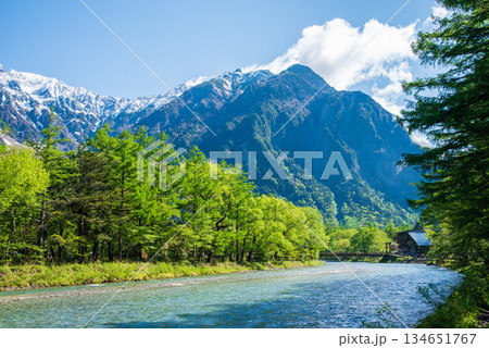 さわやか上高地『残雪の穂高連峰と清流梓川』《長野県 松本市》 134651767