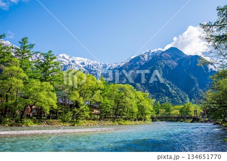 さわやか上高地『残雪の穂高連峰と清流梓川』《長野県 松本市》 134651770
