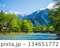 さわやか上高地『残雪の穂高連峰と清流梓川』《長野県 松本市》 134651772