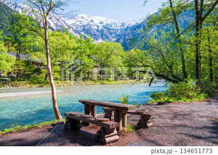 上高地の絶景『残雪の穂高連峰と清流梓川』《長野県 松本市》 134651773