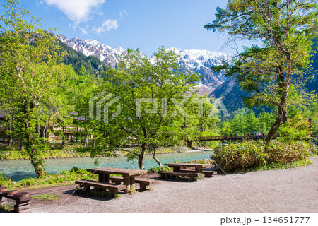 上高地の絶景『残雪の穂高連峰と清流梓川』《長野県 松本市》 134651777