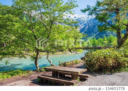 上高地の絶景『残雪の穂高連峰と清流梓川』《長野県 松本市》 134651778