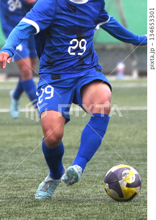 ドリブルするサッカー選手 ドリブルするサッカー選手 134653301