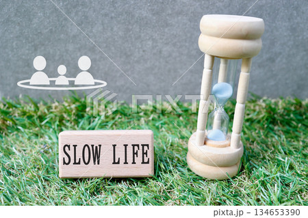 芝生と砂時計のスローライフイメージと家族アイコン。 134653390