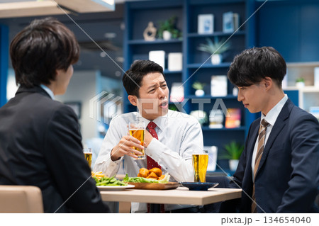 部下と飲み会をするビジネスマン 134654040