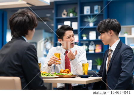 部下と飲み会をするビジネスマン 部下と飲み会をするビジネスマン 134654041