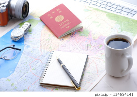 パスポート - パスポート（一般旅券10年用赤色）とカメラを用意して、海外旅行を計画しているイメージ 134654141