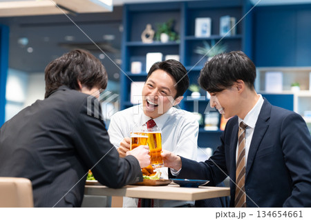 部下と飲み会をするミドルのビジネスマン 134654661