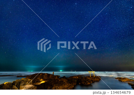 茨城 大洗磯前神社・神磯の鳥居の星景 134654679