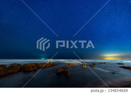 茨城 大洗磯前神社・神磯の鳥居の星景 134654689