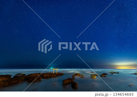 茨城 大洗磯前神社・神磯の鳥居の星景 134654693