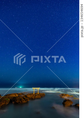 茨城 大洗磯前神社・神磯の鳥居の星景 134654694