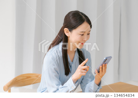 スマホを操作する若い女性 134654834