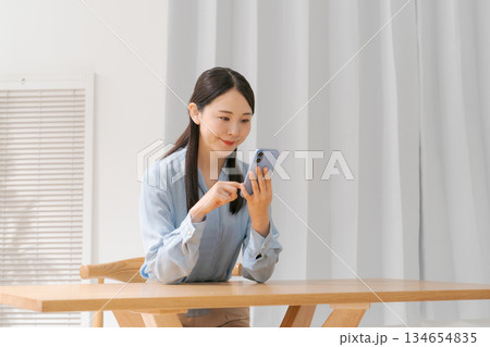 スマホを操作する若い女性 134654835