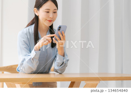 スマホを操作する若い女性 134654840