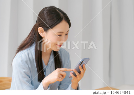 スマホを操作する若い女性 スマホを操作する若い女性 134654841